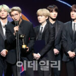 「BTS」JIMINのフォトカードが300万ウォンで取引…「グローバルポンジャン」検索1位は「BTS」