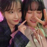 ジョンヨン（TWICE）、憧れのIU（アイユー）からほっぺをツンツン…成功したオタクに？「幸せなのがバレバレ」