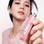 「BLACKPINK」JISOO、“ディオール ビューティー”国民リップバームキャンペーン公開…“新年も美貌爆発”