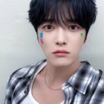 ジェジュン、顔にシールを貼ってキュートな姿…「本当に久しぶりに 2泊3日の休暇中」