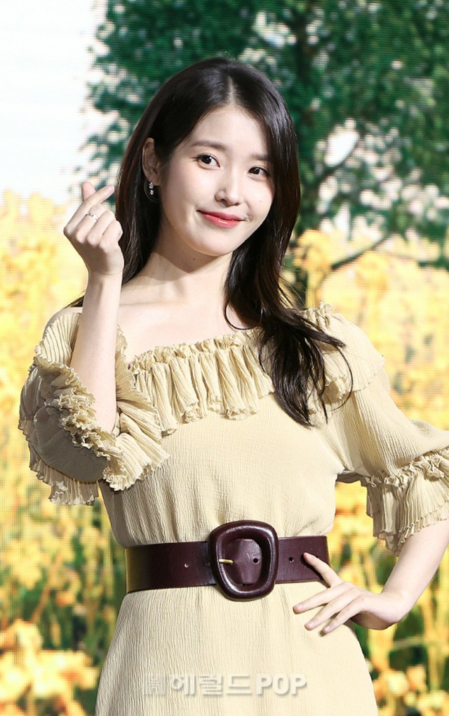IU アイユー　サイン　写真　韓国ドラマ　おつかれさま IU（アイユー）、パク・ボゴムとの注目作品「おつかれさま」を