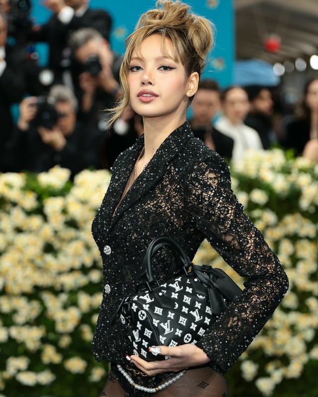 活動家の顔をプリント？「BLACKPINK」リサのルイ・ヴィトンの衣装が