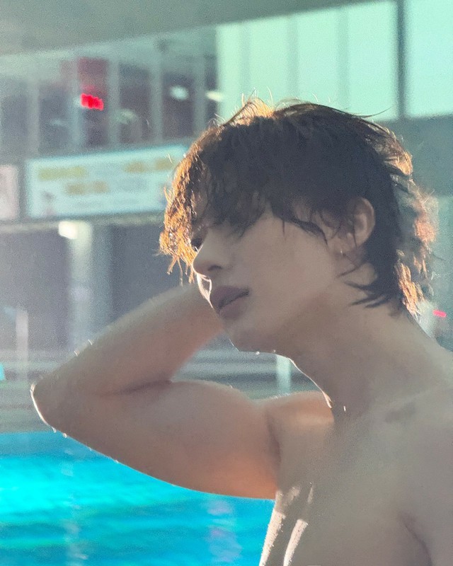 RIIZE」アントン、さすが水泳選手出身…ファンも驚いた細マッチョな水着