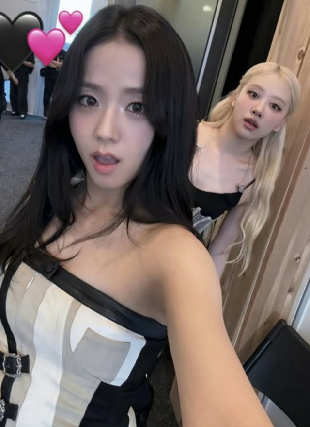 BLACKPINKジス、ツアー裏側の仲良し自撮り公開