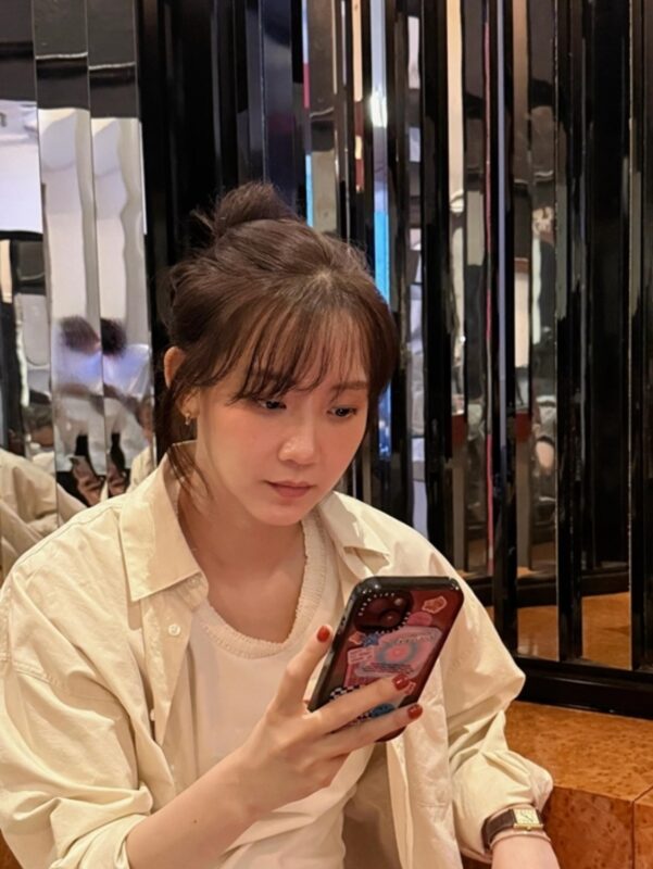 シン・ヒョンビン、カフェで見せた自然体