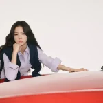 トミー ヒルフィガー、JISOO（BLACKPINK）を迎えた2025 Fallキャンペーン レーストラックにプレッピースタイルの新たな魅力を吹き込んだ「THE HILFIGER RACING CLUB」を発表