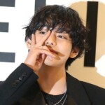 岡部たかし、「BTS」Vのポーズで始球式のグラウンドを盛り上げた