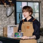 ZICO、聖水洞カフェの社長に変身…直接ファンに接客まで