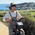 俳優ソン・ジュンギ、サスペンダー姿で自転車に乗ってかわいさ爆発…「マイ・ユース（my youth）」のビハインドを公開