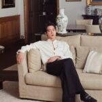 「BTS」JIN、ミラノでのまるで王子様のような白シャツスタイルが話題