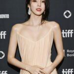 くっきり魅せる鎖骨…女優ハン・ソヒ、女神のような美貌なのに細すぎる？…海外映画祭の姿が話題