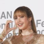 「BLACKPINK」のLISA、「第30回釜山国際映画祭（BIFF）」レッドカーペットで破格ドレスファッション …司会は俳優イ・ビョンホン