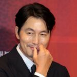 痩せた俳優チョン・ウソン、固い表情で「釜日映画賞」に登場…婚外子スキャンダルから1年ぶり