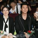 俳優ヒョンビン、妻ソン・イェジンの7年ぶり映画復帰を応援…試写会に駆けつけ笑顔+指ハートポーズ
