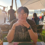 パク・ソジュン、屋外のレストランでゆとりある笑顔