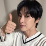 「東方神起」ユンホ、ニット姿でキュートにポーズ