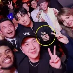 「BTS」V、パーティーでキンバプをつかんで記念写真…かっこいいのに可愛い