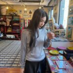 「BLACKPINK」ジェニー、パリでの日常を共有…グレーとブラックで完成した日常の美学