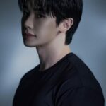 ウォノ（WONHO）、1stフルアルバム「SYNDROME」のコンセプト公開…“闇の中で咲いた白いバラ”