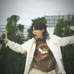 「BTS」J-HOPE、ネギ持って“カモネギ”？！…ポケモンコーデが話題