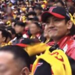 “LGツインズファン“「東方神起」チャンミン、VIP席ではなく”一般応援席“でキャッチ…笑顔満開 “LGツインズファン“「東方神起」チャンミン、VIP席ではなく”一般応援席“でキャッチ…笑顔満開