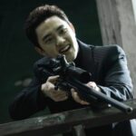 ド・ギョンス(「EXO」D.O.)、銃を構え狂気に満ちた笑み浮かべチ・チャンウクと対決…「捏造された都市」報道スチール第2弾公開 ド・ギョンス(「EXO」D.O.)、銃を構え狂気に満ちた笑み浮かべチ・チャンウクと対決…「捏造された都市」報道スチール第2弾公開