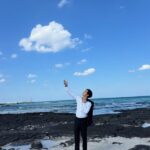 俳優キム・ジェウク、済州島の美しい空と海をバックにセクシーなスーツ姿ですてきなポーズ 俳優キム・ジェウク、済州島の美しい空と海をバックにセクシーなスーツ姿ですてきなポーズ