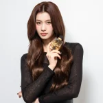 TWICE SANA（サナ）に、自信と輝きをもたらす、YSLのアイコンフレグランス「リブレ オーデパルファム」。“自由”に、そして大胆に、特別なオーラを纏う。【YSL BEAUTY】