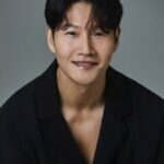 歌手キム・ジョングク、ソン・フンミンの試合観戦をキャッチ...奥さんも一緒？