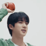 「BTS」JIN、リンゴを持ってかわいさアピール…甘酸っぱくてさわやか（動画あり）