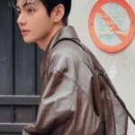 「BTS」V、秋の雰囲気にひたるグラビア公開…成熟した中にも少年のような魅力