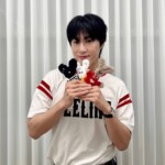 「東方神起」ユンホ、手作りした人形と一緒にポーズ