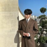 「BTS」V、ロングコートで優雅な雰囲気…「セリーヌ2026年夏コレクション」のビハインド公開（動画あり）