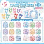 TWICEの公式キャラクター、TWICE LOVELYSから「TWICE LOVELYS チョコがけボーロ＆チャーム」を2025年9月より全国の量販店、スーパー、コンビニエンスストア等のお菓子売場等にて発売決定！