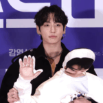 「BTS」JUNG KOOK、チャウヌ(ASTRO)の人形とツーショット…「友よ、頑張れ!」 「BTS」JUNG KOOK、チャウヌ(ASTRO)の人形とツーショット…「友よ、頑張れ!」