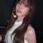 「TWICE」サナ、バックステージショットを公開…AI級のビジュアル