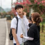 俳優イ・ジェウク、「ラストサマー 初恋の再生」のメイキングカットカット公開…制服姿から作業着姿まで