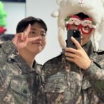 「ASTRO」チャウヌ、同僚のキム・ジェファンと軍服に“サンタメガネ”に“ひつじの帽子”をかぶってミラーセルフィー…かわいさ限度超過