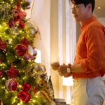 俳優ヒョンビン、ツリーを見て妻ソン・イェジン＆息子を思い出した？…えくぼが魅力の“優男”