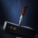 俳優チソン主演新ドラマ「二度目の裁判」、ティーザーポスター公開…法典に刺さった血まみれのナイフ