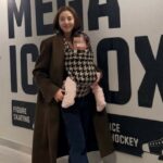 ソン・ダムビ、ベビーキャリアもファッションに…娘を抱く「おしゃれなママ」