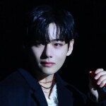 「BTS」V、JINのコンサートに登場…予定になかったライブに涙で「会いたかった」