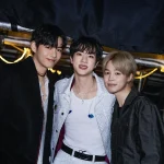 「BTS」JIN、JIMIN＆Vと一緒ににこやかな笑顔…ソロステージに「BTS」メドレーも披露