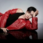 「BTS」V、レザーファッションでセクシーでカリスマあふれるオーラ発散…撮影現場ビハインド（動画あり）