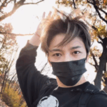 ジェジュン、日ざしを受けていっそうまぶしい…秋を満喫する姿でヒーリング伝える（動画あり）