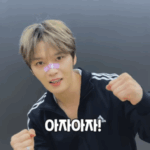 ジェジュン、力強いガッツポーズで大学受験生たちに応援のメッセージ…「良い結果が出ることを願っています」（動画あり）