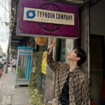 「2PM」イ・ジュノ、タイの「テプン商事」の看板前で…今夜も「テプン商事」