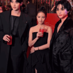 ビョン・ウソク＆ヒョンジン（Stray Kids）＆ジス（BLACKPINK）、トップスターの豪華スリーショット…ハイブランドのイベントに参加（動画あり）