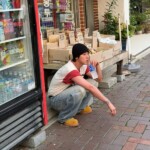 「東方神起」ユンホ、駄菓子屋さんの前で少年のような魅力アピール