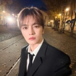 ジェジュン、夜の街でブラックスーツ姿…ロマンチックでステキ